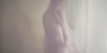 女人应该倾诉吗出自哪首歌？