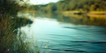 那首蓝什么蓝的歌究竟是什么？